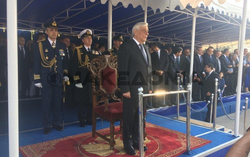 Γέμισε η εξέδρα επισήμων στην στρατιωτική παρέλαση Γέμισε η εξέδρα επισήμων στην στρατιωτική παρέλαση