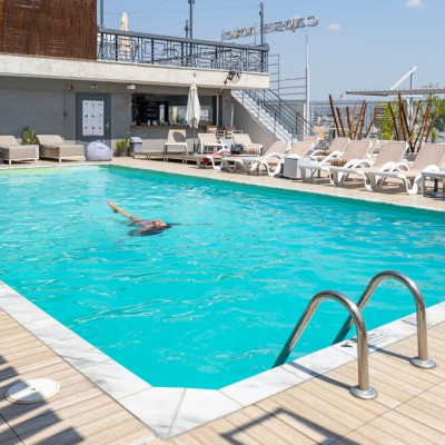 Capsis Hotel - RoofTop Piscina: Μία όαση δροσιάς στο κέντρο της πόλης