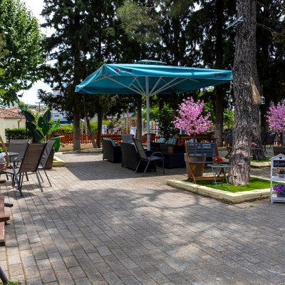 De Stijl cafe-bar: Μια ανάσα δροσιάς και χαλάρωσης στους Ταγαράδες Θεσσαλονίκης