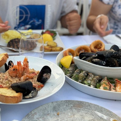Το Εξοχικό Seafood Restaurant στο Βράχο της Αφύτου: Φρέσκο ψάρι, με θέα στα καταγάλανα νερά του Αιγαίου