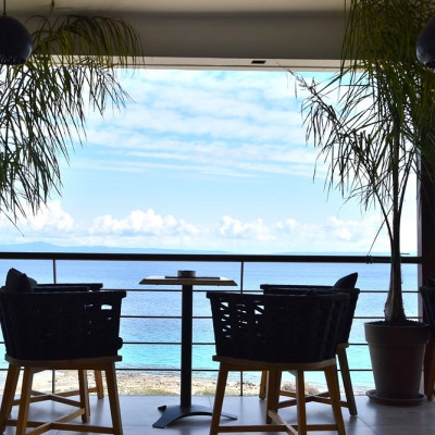 On The Rocks Cocktail Bar: Το διαμάντι της Αφύτου με θέα και χαρακτήρα