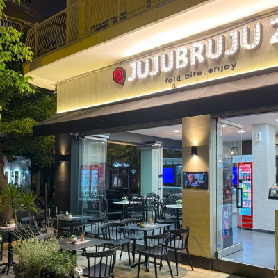 Το Juju Bruju στην ανατολική έξοδο της πόλης, είναι το ιδανικό σημείο στάσης για καφέ και all day γεύματα
